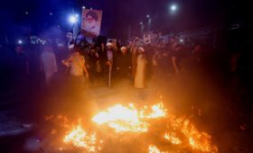 Протестующие ворвались в посольство Швеции в Багдаде и подожгли здание
