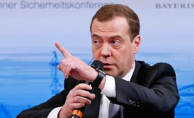 «Корм от тела хозяев»: Медведев объяснил, зачем Запад ведет подсчет российского оружия