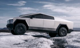 Серийная Tesla Cybertruck: динамика Porsche 911 и пуленепробиваемый кузов
