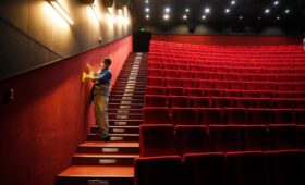 Российские фильмы и подорожавшие билеты не вывели кинотеатры из кризиса