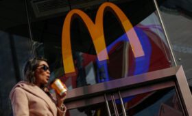 «Макдоналдс» отказался от использования ИИ после бекона в мороженом