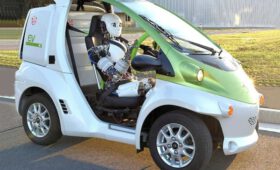 В Японии робота-андроида научили водить автомобиль