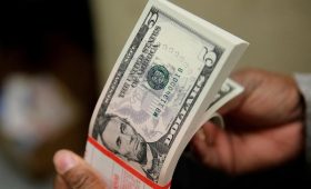 Экономисты предложили схемы замены доллара во внешних расчетах России