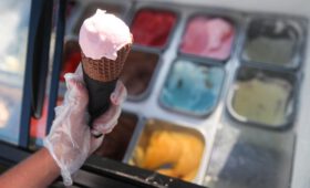 Теплая погода и отказ от отдыха за рубежом разогнали спрос на мороженое