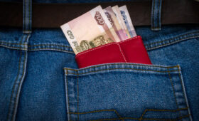 Сколько наличных денег носят в кармане россияне?