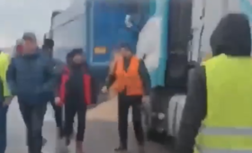 Польские фермеры с болгарками вскрыли фургоны с украинским зерном. Видео
