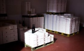 У властей попросили ввести пошлины на вино из Франции и Италии в 200%